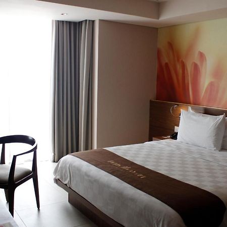 Midtown Hotel Surabaya Esterno foto