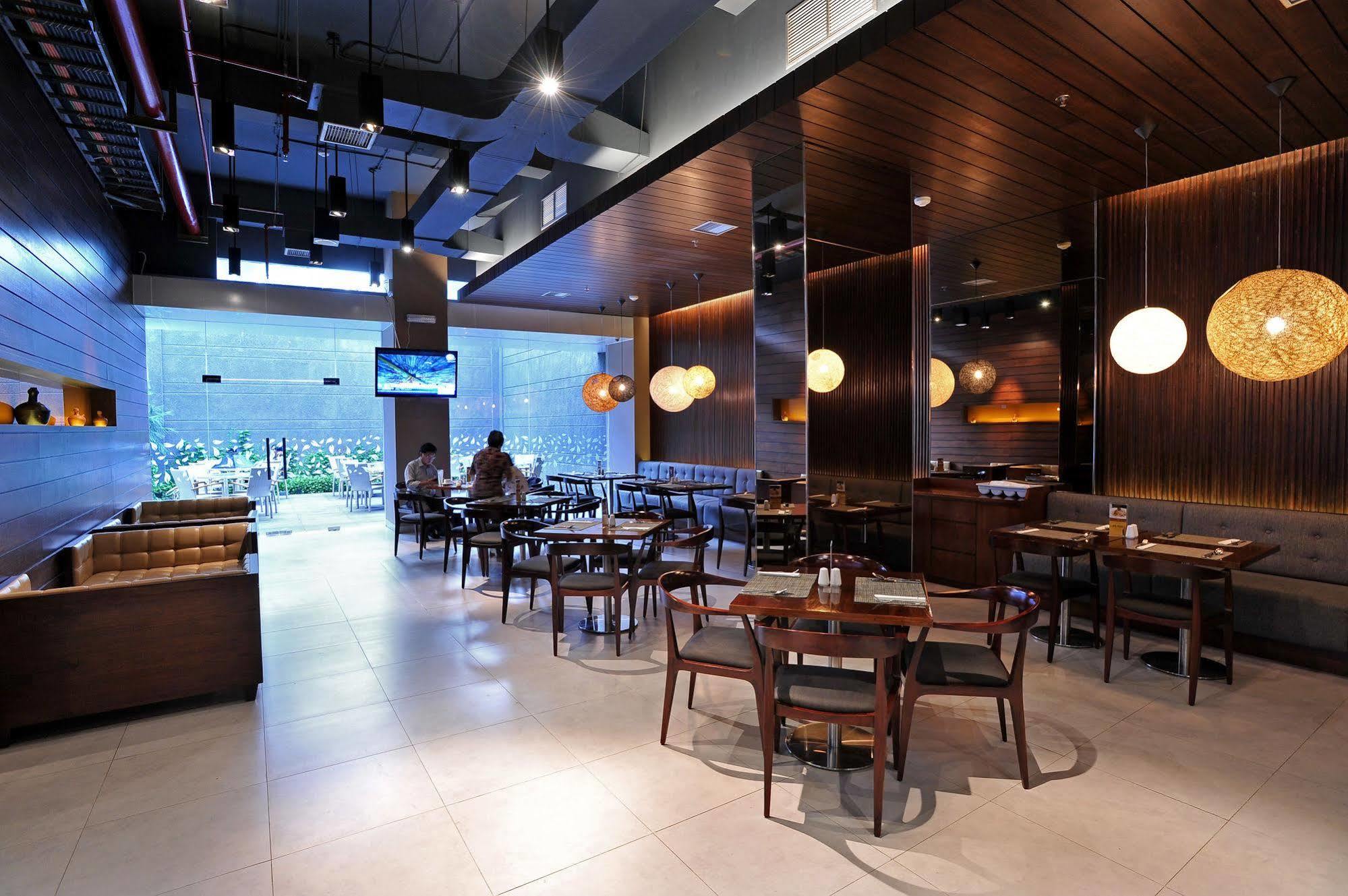 Midtown Hotel Surabaya Esterno foto