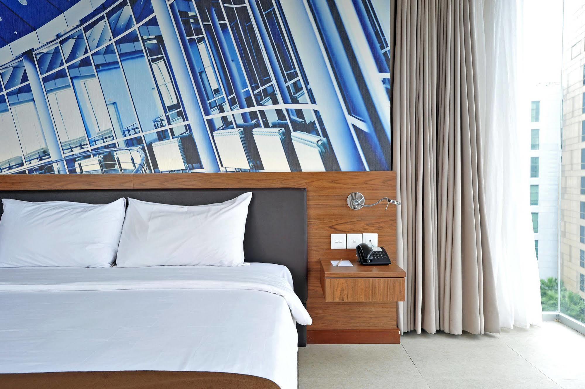 Midtown Hotel Surabaya Esterno foto