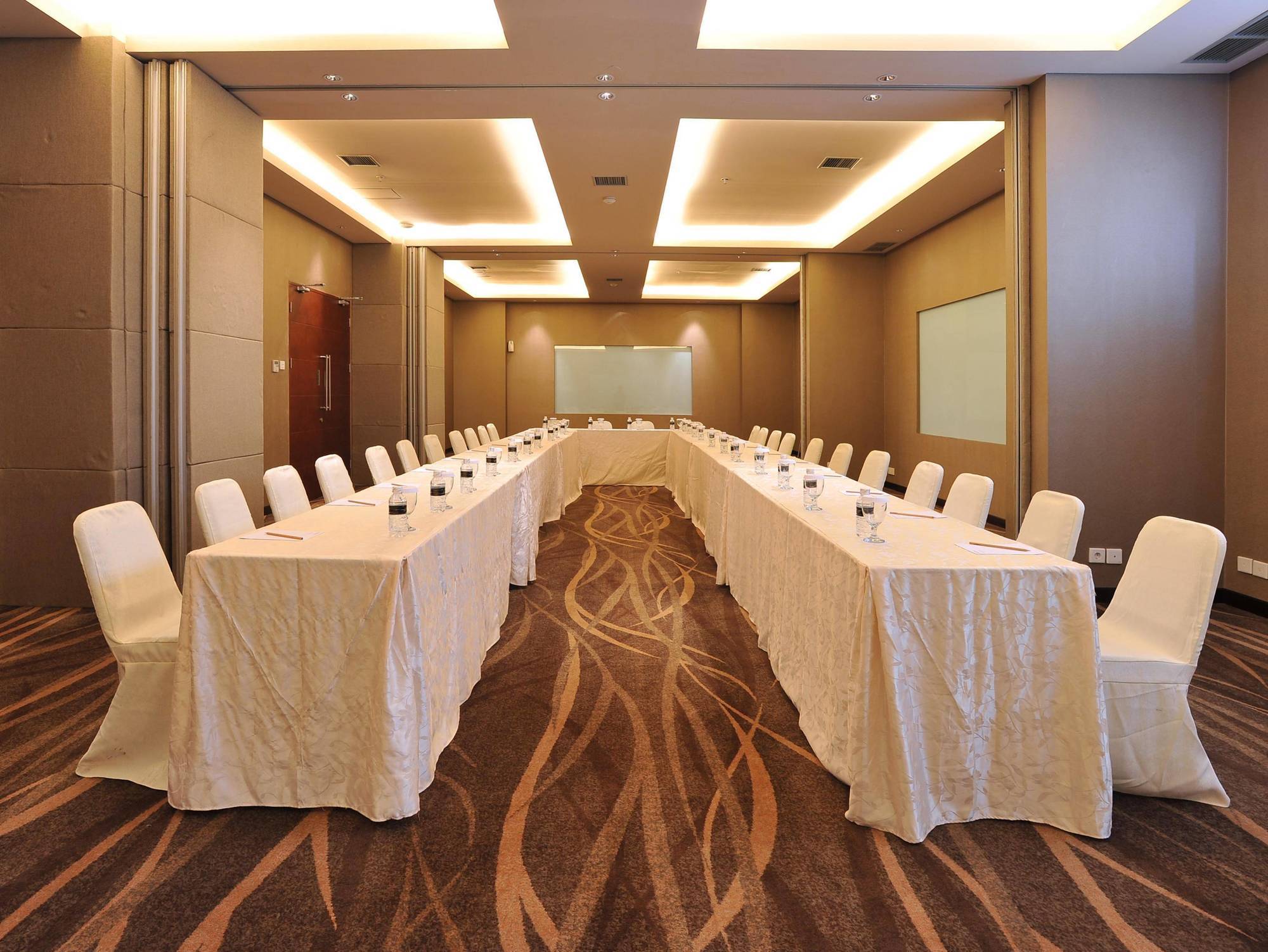 Midtown Hotel Surabaya Esterno foto